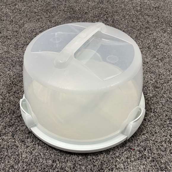WIlton Cake Carrier and Server with Locking Lid - Picture 1 of 2